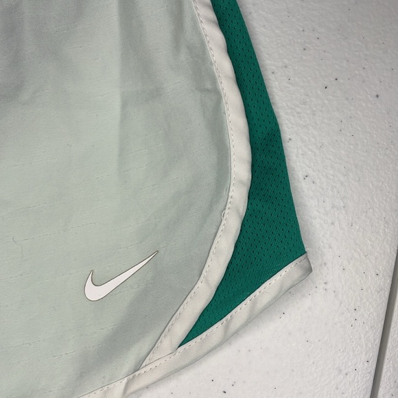 NIKE dri-fit girls running shorts in green/super pale green - Picture 2 of 5